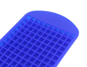 Primo piano del vassoio per ghiaccio in silicone blu a 160 griglie con piccoli scomparti quadrati.