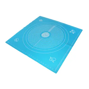 Blaues Silikon-Backmatte mit Messkreisen und Skalen für einfaches Teigrollen beim Backen.