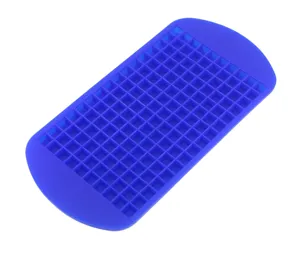 Primo piano dettagliato del vassoio per cubetti di ghiaccio in silicone blu con cavità.