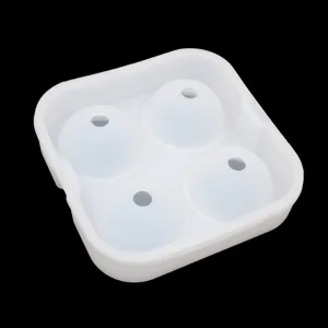 Detailansicht der 4-Fächer Silikon Kugel Eiswürfelbehälter Form in durchscheinendem Weiß.
