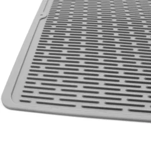 Primo piano dettaglio del tappetino scolo in silicone grigio con superficie scanalata.
