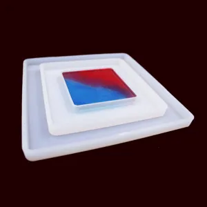 Detailaufnahme der Silikonform fur quadratische Tabletts mit farbiger Epoxidharz Füllung.