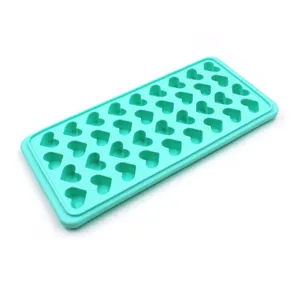 Detalle de la bandeja de hielo de silicona con corazones, molde verde menta para bebidas frías.
