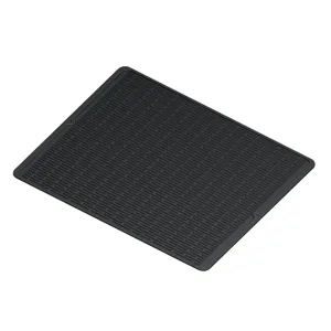 Vista dettagliata del tappetino scola piatti in silicone nero, superficie antiscivolo.