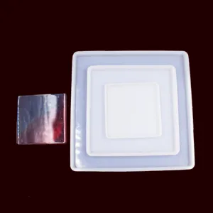 DIY quadratische Silikonform Detailansicht mit verschachteltem Design und fertigem Harzstück.