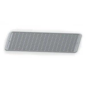 Vista dettagliata del tappetino scolo in silicone grigio con scanalature per cucina.