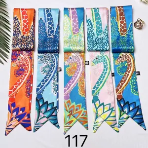 Gedetailleerd overzicht van kleurrijke giraffe print zijden lint, perfect voor tas of haar.