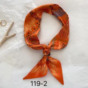 Oranje smalle zijden sjaal met vintage ruiterprint, stijlvol taslint en haarband voor dames.