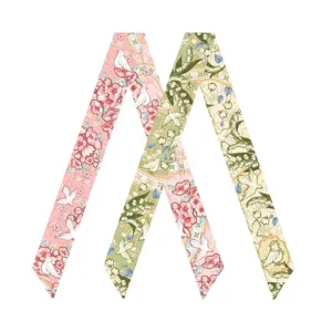 Gedetailleerd overzicht van elegante bloemen- en vogelprint twilly zijden sjaal voor tas of haar.