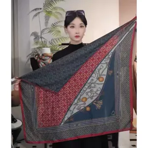 Stijlvolle vierkante sjaal met een chique ketting- en geometrisch patroon voor dames.