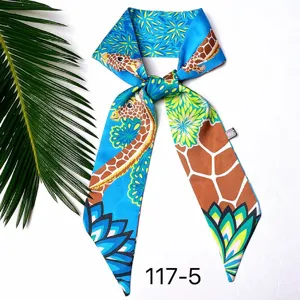Blauwe zijden sjaal met giraffenprint, ideaal als handtaslint of haaraccessoire.