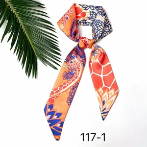 Chique oranje zijden twilly sjaal met giraf- en bloemenprint, ideaal voor tassen en haarstyling.