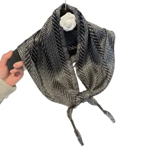 Zwart-wit geprint driehoekig zijden sjaal voor dames, elegante lente- en zomersjaal.