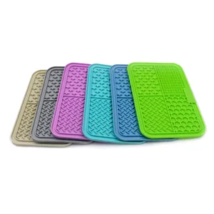 Vista detallada de la alfombrilla de silicona para lamer mascotas, estera texturizada colorida.