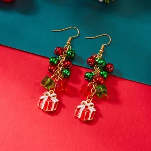 Detaillierte Makroansicht festlicher rot-grüner Weihnachtsglockenohrringe mit Geschenkbox-Anhängern