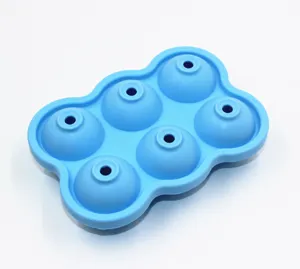 Nahaufnahme einer blauen 6-Loch-Silikonkugelform zum Backen und für Eiswürfel.