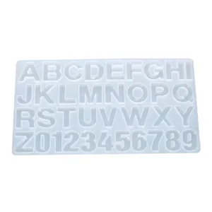 Detailopname van de heldere siliconen mal met letters en cijfers voor sieraden DIY.