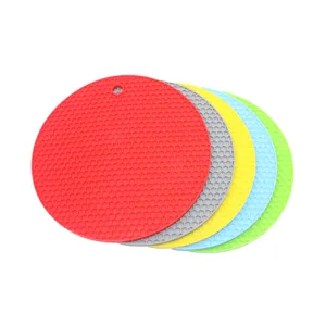 Detalle de salvamanteles de silicona alveolar, estera resistente al calor para mesa.