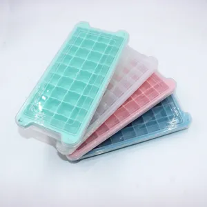 Vista detallada de bandejas de cubitos de hielo de silicona apilables y coloridas con tapas.