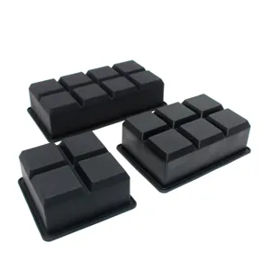 Moldes cuadrados de silicona negra para cubitos de hielo con 4, 6 y 8 cavidades.
