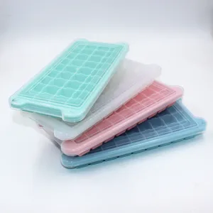 Vista detallada de cubiteras de silicona multicolor apilables con tapa para el hogar.