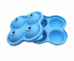 Detailaufnahme einer blauen 4-Kavitäten Silikon Eiskugelform für Whiskey und Cocktails.