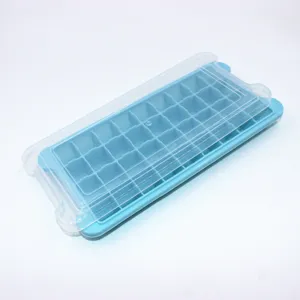 Vista detallada de la cubitera de silicona, molde para hielo flexible con tapa transparente.