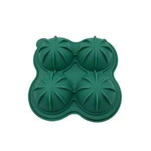 Detailaufnahme der vierfachen Silikon Eiskugelform in dunklem Grün ideal für Whiskey.