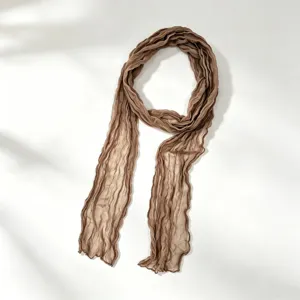 Elegante effen geplooide lange sjaal voor dames, lichtgewicht gekreukt mode-accessoire.