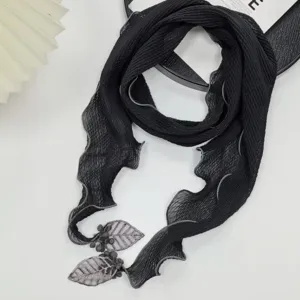 Elegante zwarte gekreukte sjaal voor dames met delicate bladhangers en lichte stof.