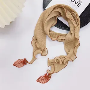 Lichte geplooide dames sjaal, effen chiffon halsdoek met schattige bladhangers voor stijl.