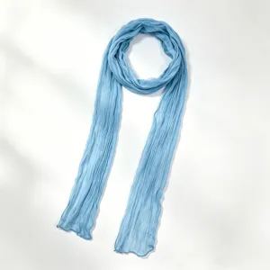 Lichtblauwe geplooide lange damessjaal, zacht lichtgewicht materiaal, elegante effen omslagdoek.