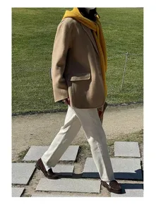 Vista dettagliata dell'outfit con sciarpa e scialle caldo autunno inverno stile di strada.