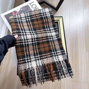 Klassieke ruitjes sjaal van imitatie kasjmier met franjes, warm, zacht en comfortabel.