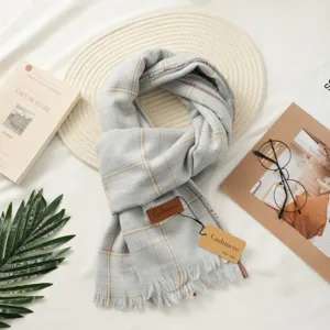 Warme grijze geruite winter shawl in cashmere stijl met franjes en stijlvol label.