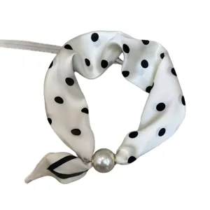 Elegante witte zijden sjaal met zwarte stippen en parel magnetische hanger voor dames.
