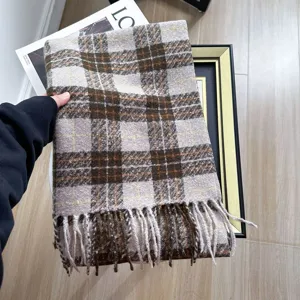 Winterse geruite sjaal van imitatie kasjmier met franjes, lekker warm en comfortabel.