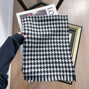 Klassieke zwart-witte houndstooth imitatie kasjmier sjaal, dikke warme winter sjaal detail.