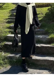 Set maglione e gonna in maglia stile coreano con dettaglio di sciarpa scialle bianco.