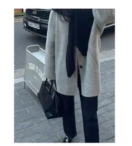 Stile coreano cappotto grigio a spina di pesce casual e set di sciarpa nera per autunno e inverno.