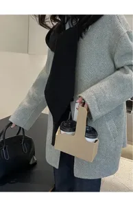 Dettaglio primo piano della sciarpa in maglia accogliente per inverno, elegante accessorio.