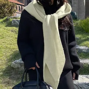 Elegante scialle sciarpa finto colletto in maglia bianco panna, ideale per autunno e inverno.