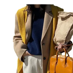 Stile coreano cappotto di lana invernale caldo con sciarpa gialla e maglione chic.