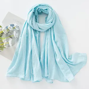 Sciarpa in cotone stropicciato azzurro, foulard hijab morbido e leggero per uso quotidiano.