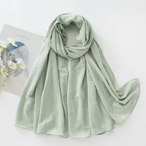 Sciarpa hijab stropicciata verde chiaro in rayon morbido e traspirante tinta unita