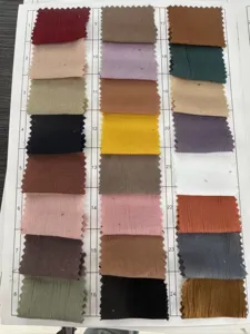 Carte d'echantillons de tissu presentant vingt-quatre options de couleurs pour echarpes texturees.