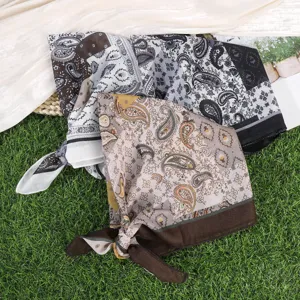 Gedetailleerd overzicht van katoenen linnen vierkante sjaal met paisley print, stijlvol.