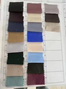 Carte d'échantillons de tissu rayonne froissé avec diverses options de couleurs pour foulards.