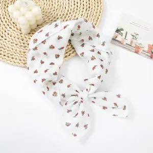 Witte katoenen en linnen vierkante sjaal met bloemenprint, stijlvolle kleine halsdoek.