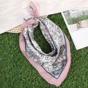 Vintage paisley bedrukte katoenen linnen kleine vierkante sjaal halsdoek stijl.